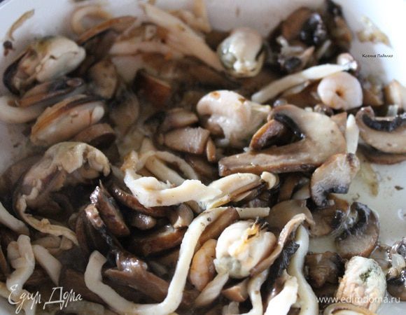 Морской коктейль добавляем его 3 ст.л. без масла, к луку и грибам, также добавить мелко рубленный чеснок, прогреваем 2 минутки. Потом добавляем сливки, тушим все вместе еще минутку, солим, перчим по вкусу и выключаем огонь.