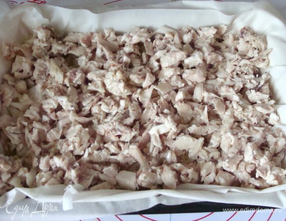 Сверху распределить мясо отварной курицы. Для того, чтобы пирог получился особо нежным, рекомендую использовать все кроме грудки, включая отварную кожу.