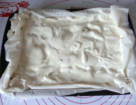 Полить сырно-яичным соусом.