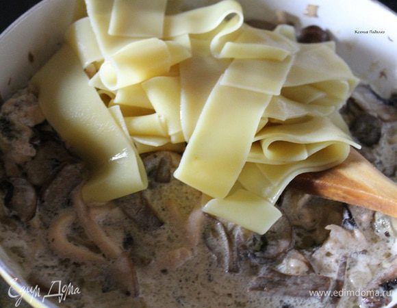 Лапшу отварить по инструкции на упаковке и добавить в сковородку. Аккуратно все перемешать, и сразу же подавать.