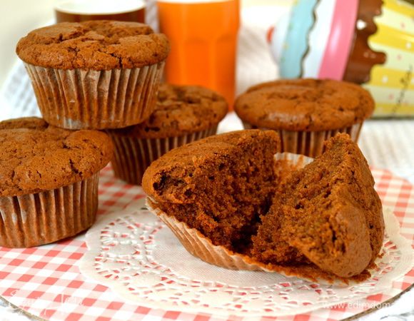 Остудить и подавать! Конечно, можно их украсить как вам хочется - вариантов множество. Считаю, что такие маффины можно считать отличной "заготовкой" для реализации ваших идей! На фото я специально оставила их в том виде, какими они выходят из духовки! Ну, и разрез... ;))