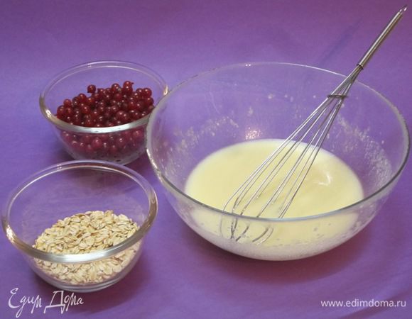 Смешать венчиком кефир, яйцо, растительное масло, 80 грамм сахара, ванильный сахар.