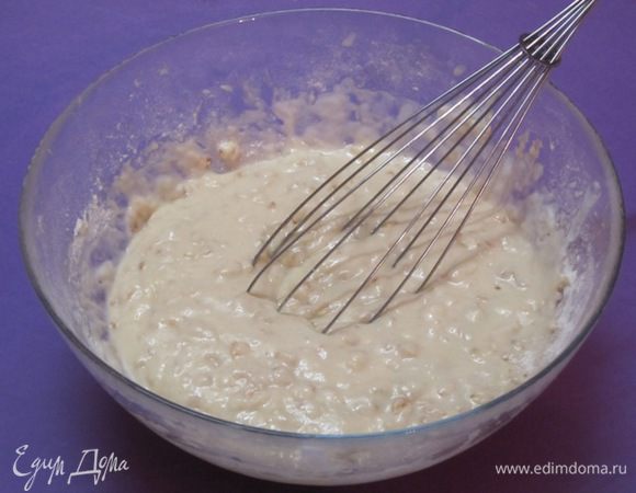 Эту мучную смесь всыпать в кефирную, взбить массу как на кекс. Тесто должно стекать струйкой с венчика. Если консистенция другая, то можно добавить или кефир, или муку.