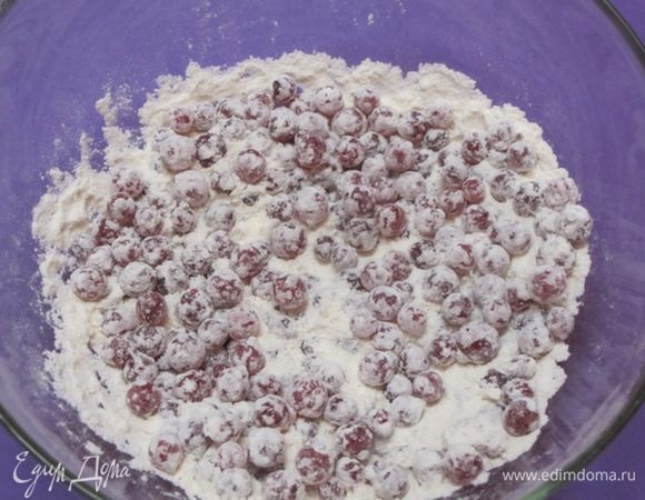 150 грамм смородины вымыть, снять с веточек, обвалять в 25 г муки. Оставшиеся 50 грамм смородины оставить на веточках для украшения.