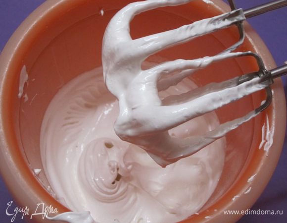 Для безе охлажденные белки взбить с сахарной пудрой.