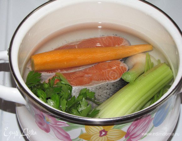 Нам понадобятся кусочки рыбы вместе с костями. Рыбу, морковь и лук, очищенные целиком, стебли сельдерея и петрушку залить водой, довести до кипения и варить до готовности рыбы.