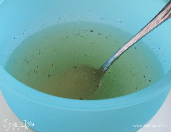 Готовый бульон процедить, рыбу отложить. Бульон посолить и поперчить по вкусу. Остудить, добавить предварительно замоченный желатин, перемешать.