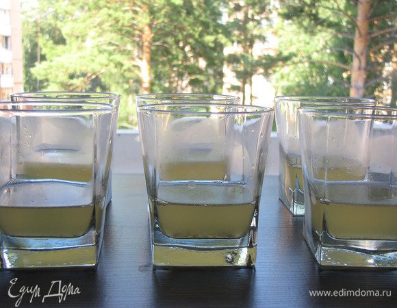 Разлить по порционным стаканчикам, затем убрать их в холодильник до полного застывания ланспика.