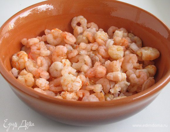 Салатные креветки отварить в подсоленной воде и остудить.