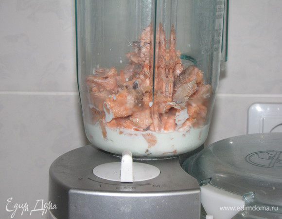 Мякоть рыбы измельчить в блендере вместе со сливками.