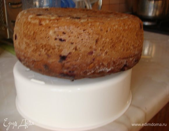 Тесто :кабачок натереть на крупной терке и добавить соль щепотку,появиться сок, отжать и получится как раз 200 гр. что и надо. Яйца +сахар взбить венчиком + сл.масло растопленное, какао 2 ст.л. с горкой перемешать венчиком и добавить кефир. 
Перемешать+кабачок. Порционно вводим муку с разрыхлителем .Тесто получиться густым с добавлением коньяка оно становится эластичным +смородину и перемешать.
Выложить в чашу мультиварки(у меня на 2.5 литра,т.е 19 см.) смазав предварительно маслом и посыпать мукой, выставить программу "Выпечка" и на 60 минут и еще оставляем на 20 минут не открывая,по истечении времени достаем пирог паровой чашей. Вот такой пышный и мягкий он получился. Можно, конечно, и в духовке.