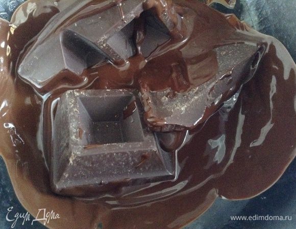 Растопить шоколад на водяной бане.