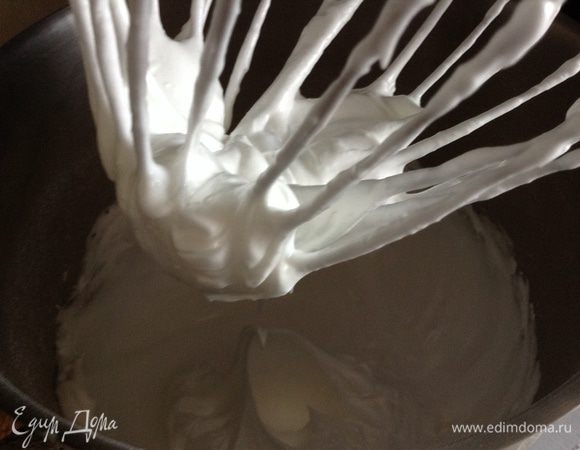 Всыпать сахар и взбивать еще несколько минут до гладкой, плотной, блестящей, белоснежной пены.