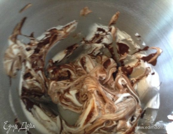 Шоколад должен остыть до 40-30 градусов. Аккуратно переложить шоколад в белки и 3-5 движениями все смешать ( очень аккуратно!!!! ). 