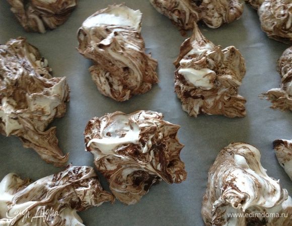 Выложить белки на пергамент и отправить в духовку на 50-60 минут при 130*. 
Выключить газ и не открывать духовку еще 60-90 минут.
Дать остыть и....