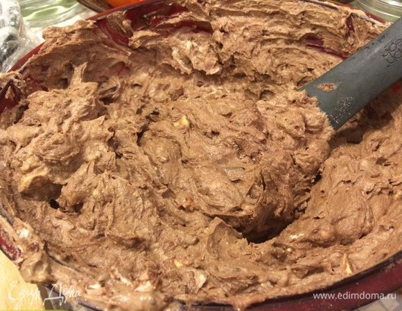 P.S. это совершенно вкусно, но и также совершенно бесформенно. Поэтому берем ложку и раскладываем по формочкам для маффинов, или другим вашим формочкам, вазочкам, стаканчикам, украшаем (мята, базилик, орехи, цветки) и в холодильник или морозильную камеру (если в морозилку, то  накрыть или составить формочки в контейнер и закрыть).  Хотя одно пирожное, ручаюсь, до охлаждения не доживет, не удержитесь вы :)