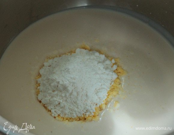 Приготовить пудинговую заливку: к ряженке добавить порошок пудинга, (2 пакетика весом по 40 грамм), сахарную пудру, перемешать, чтобы не было комочков.