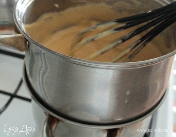 Затем приготовить водяную баню: в кастрюльку налить такое количество воды, чтобы она не касалась дна посуды, в которой будем варить пудинговую смесь. Дать воде закипеть, уменьшить огонь до среднего. Ставим посуду со смесью и нагреваем, непрерывно помешивая венчиком. Как только смесь начинает густеть, сразу же снимаем посуду с водяной бани.