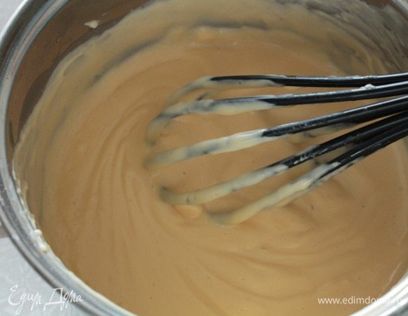 Хорошо перемешиваем венчиком до полного загустения. Остудить приготовленный пудинг до слегка теплого состояния.