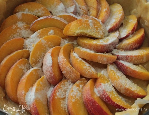 Персики вымыть, нарезать дольками, равномерно распределить, через ситечко слегка присыпать крахмалом.