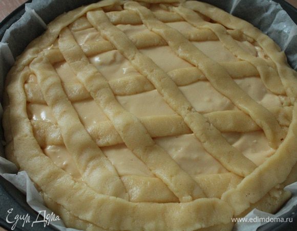 Края теста загнуть внутрь. Из оставшегося теста сформовать полосочки и украсить верх пирога в виде решеточки.