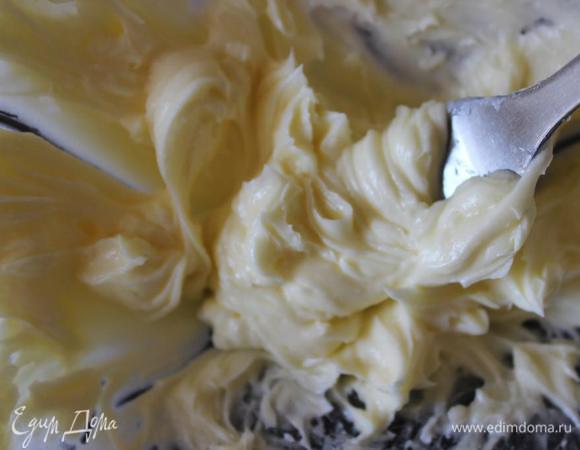 Размягченное сливочное масло хорошенько взбить (можно просто вилкой) с сахарной пудрой, добавить просеянную муку с какао.
