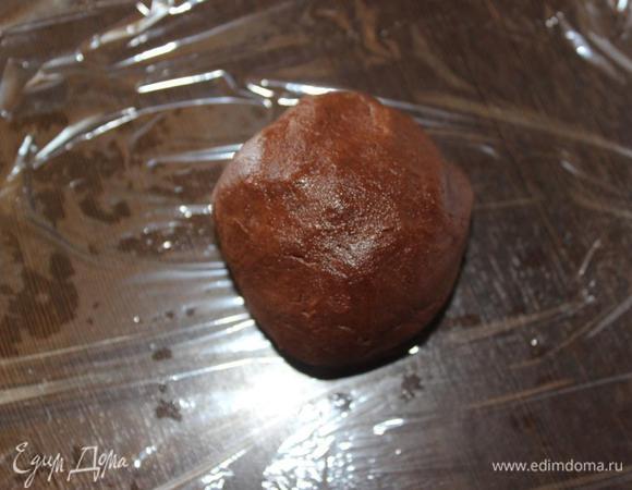 Замесить тесто. Если будет необходимо добавить еще немного муки. Собрать его в шар, завернуть в пленку и отправить в морозильник минут на 15. 