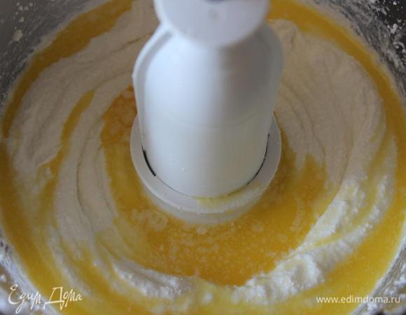 Тем  временем растопить масло. Отделить желтки от белков. Увеличить температуру в духовке до 180 градусов. 
Хорошенько взбить творог, добавить к нему масло еще раз тщательно взбить. Добавить сгущенное молоко, взбить. 
На данном этапе попробуйте массу и, если необходимо, добавьте сгущенку или сахар. 