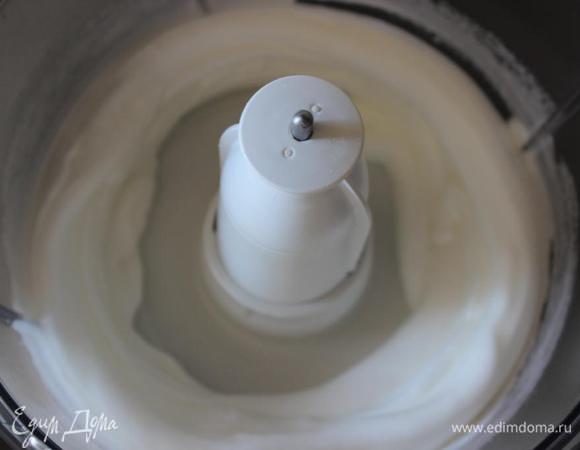 Отдельно взбить белки.