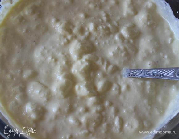  Аккуратно смешать их с творожной массой.