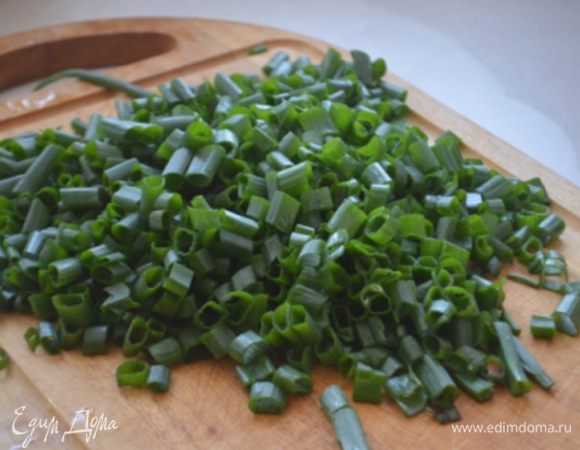 Лук промыть и мелко накрошить. Его должно быть много.