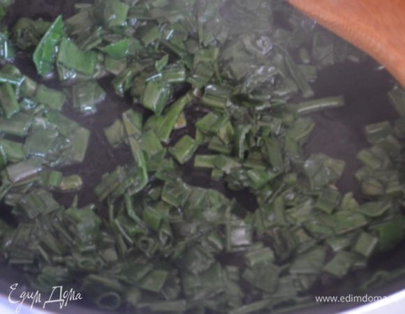 Разогреть растительное масло и слегка потомить лук, чтобы он стал мягким и осел.