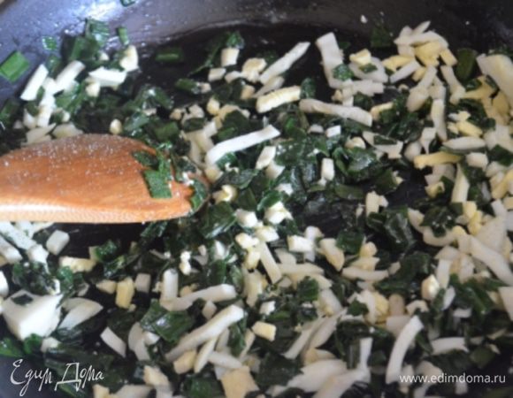 Посолить, поперчить, добавить мелко нарезанные вареные яйца.