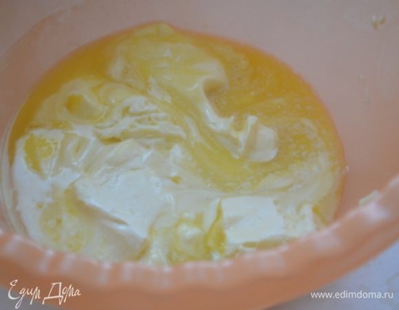 Масло размягчить, добавить сметану, добавить соль и сахар.