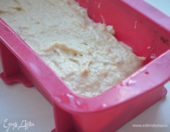 Вылить половину теста в форму для кекса или в круглую для пирога, а сверху раскладываем начинку.