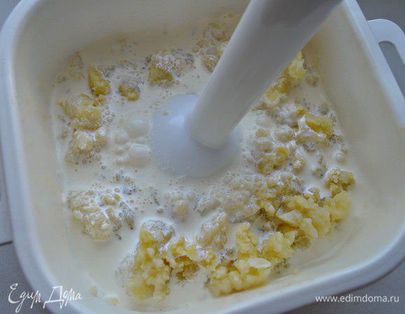 Картофель отварить в подсоленной воде с добавлением ваших любимых трав (я подготовила пюре заранее и добавила при варке картофеля стебли от укропа и петрушки, и за 5 минут до готовности - лавровый лист).
Воду слить, вынуть зелень, добавить сливочное масло и сливки, чёрный молотый перец, хорошо взбить и приготовить пюре.