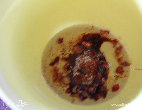 Смешать все специи, добавить масло, перемешать, смазать этим соусом голени и оставить на 30 минут.