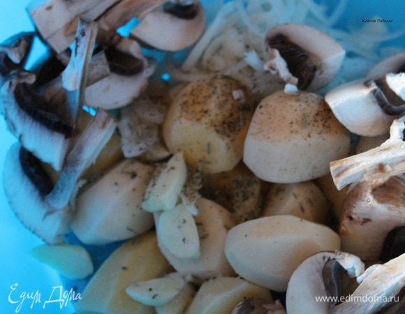 Для гарнира лук нарезать полукольцами, чеснок на половинки, грибы ломтиками, добавить картофель, специи и сметану. Хорошо все перемешать. Выложить в смазанную маслом форму (1 ст.л.) и отправить в духовку к голеням. Запекать до золотистого цвета картошечки, один раз нужно перемешать.