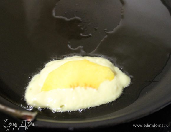 На сковороду наливаем растительное масло без запаха, примерно 3-4 ст.л. Теперь кладем столовую ложку теста, сверху тонкий ломтик персика и опять ложку теста. Жарим на медленном огне с двух сторон до золотистого цвета.