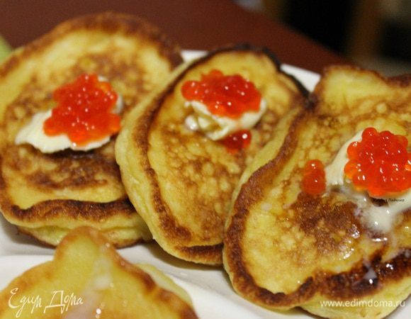 Часть оладушек я сделала с персиком, а часть без начинки, и начинку положила сверху.