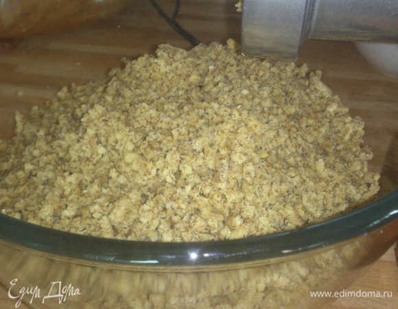 Грецкие орехи прокрутить на мясорубке с мелкой сеткой. В оригинальном рецепте особо указано, что лучше использовать именно мясорубку, а не блендер.