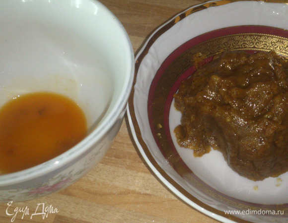 Полученную массу взять в ладонь и выжать масло в отдельную емкость.
Оставшийся жмых прокрутить еще раз. Выжать масло.