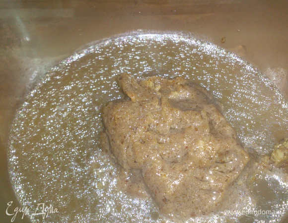 Жмых, оставшийся от выжимки масла, развести в крутом кипятке. 
Вместо кипятка можно использовать куриный бульон, с бульоном, разумеется, будет вкуснее.
Потребуется 0,5 стакана кипятка (бульона).
