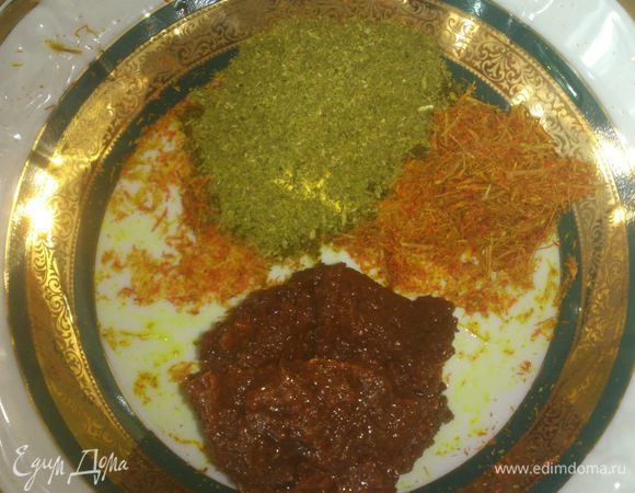 1 ч/л шафрана истолочь
Добавить 2 ч/л сацивной приправы ( в перечне продуктов указала уцхо-сунели, просто не получилось у меня выбрать сацивную приправу, или я не умею....) Эти приправы продаются на рынках, с поиском их не возникнет сложностей. Но, если проблема, возьмите просто хмели-сунели.
Добавить 2 ч/л аджики (регулируйте остроту самостоятельно, если опасаетесь, положите поменьше).
Все эти приправы разводим в небольшом количестве кипятка (бульона) отдельно. 