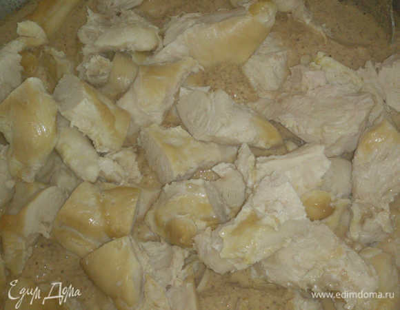 Разобрать курочку на кусочки такого размера, чтобы было приятно есть. 
Когда я пробовала сациви первый раз, то курица была с косточками, но мне нравится из мягких частей без костей. 
Бросаем курицу в этот замечательный соус, пусть купается))))