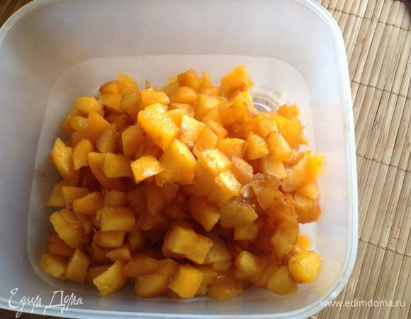 Абрикосы положить в кипяток на 30 секунд, чтобы легче было снять кожицу.  Кожу снять, косточки удалить, а мякоть разрезать на мелкие кубики. 
Абрикос можно гораздо больше по желанию взять, а цедру абрикос можно также размельчить и добавить позже в творожно-абрикосовую массу.