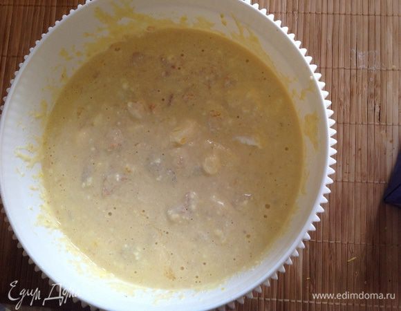 Сливочное масло размягчить при комнатной температуре, смешать с сахаром, яйцами, солью, йогуртом, цедрой и творогом. Прежде чем добавлять в массу творог его лучше протереть через сито. 
Хорошенько смешать манку с абрикосами и творожную массу.