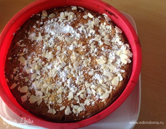 Выложить творожно-абрикосовую массу в форму и выпекать в разогретой до 175 градусов духовке около часа. Воткунтая деревянная палочка должна выходить сухой. 
Готовую запеканку посыпать сахарной пудрой, цедрой лимона и миндальными пластинками. 