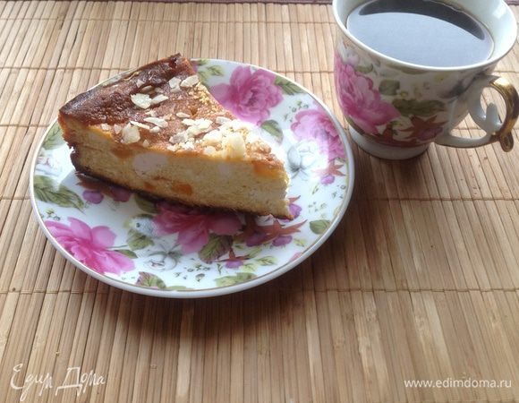 На мой вкус, лучше ее подавать холодной.  Поэтому я ее выпекаю вечером и ночь запеканочка проводит в холодильнике. 
П.с.  В этот раз она немного осела (обычно выходит гораздо пышней) Надеюсь, что у вас она выйдет пышной и сочной! 
Приятного аппетита! 