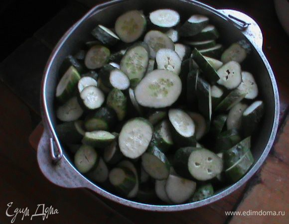 Огурцы нарезать толстыми кружочками.